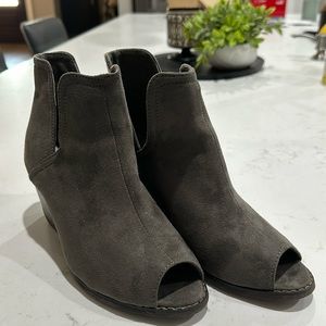 Like new!!Peep toe ankle boots, dark gray, size 7.